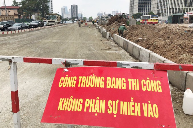 Dự án đường Mai Dịch - cầu Thăng Long ngổn ngang công trường, thường xuyên gây ùn tắc giao thông. Ảnh: Anh Trọng.