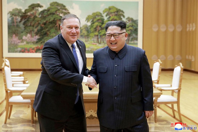Nhà lãnh đạo Triều Tiên Kim Jong-un bắt tay Ngoại trưởng Mỹ Mike Pompeo hôm 9/5. Ảnh: KCNA.