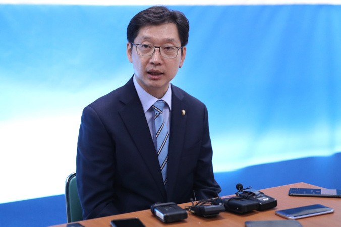 Ông Kim Kyoung-soo, cánh tay phải của Tổng thống Hàn Quốc Moon Jae-in, sẽ tiếp tục ra tranh cử thống đốc tỉnh Gyeong vào tháng 6 tới, bất chấp bê bối liên quan blogger Druking. Ảnh: Yonhap.
