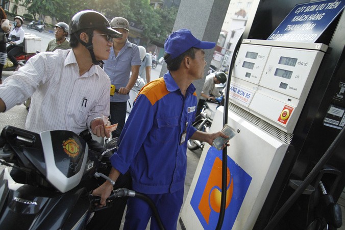 Người dân mua xăng tại cây xăng số 1 Trần Quang Khải-Hà Nội. Ảnh: Như Ý.