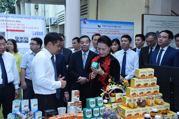 Chủ tịch Quốc hội Nguyễn Thị Kim Ngân thăm quan sản phẩm của Viện Hàn lâm Khoa học và Công nghệ Việt Nam. Ảnh: Lâm Hiển.