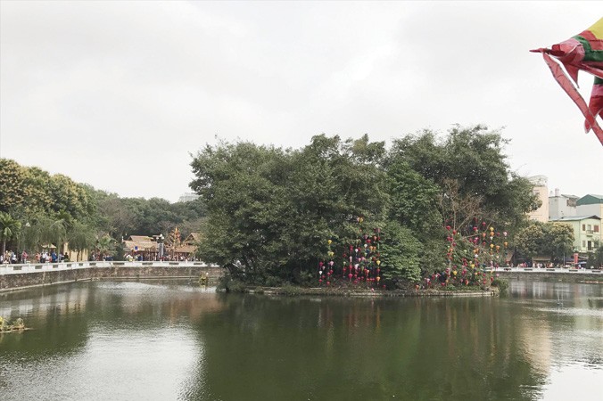 Việc tôn tạo hồ Văn đưa khu vực này trở thành vùng đệm của khu nội tự Văn Miếu. Ảnh: Nguyên Khánh. 