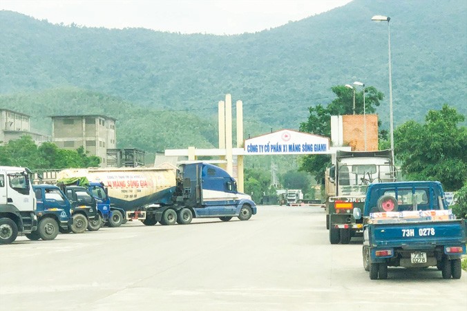 Xe bồn chở tro bay của Công ty Lê Nam thường xuyên vào ra cổng Nhà máy Xi măng Sông Gianh.