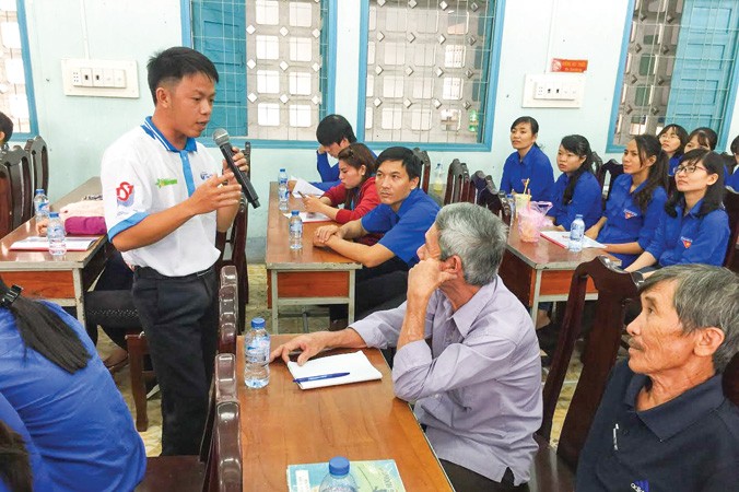Anh Bùi Văn Sơn trong một hoạt động tập huấn, chuyển giao kỹ thuật nông nghiệp cho người dân. Ảnh: NVCC.