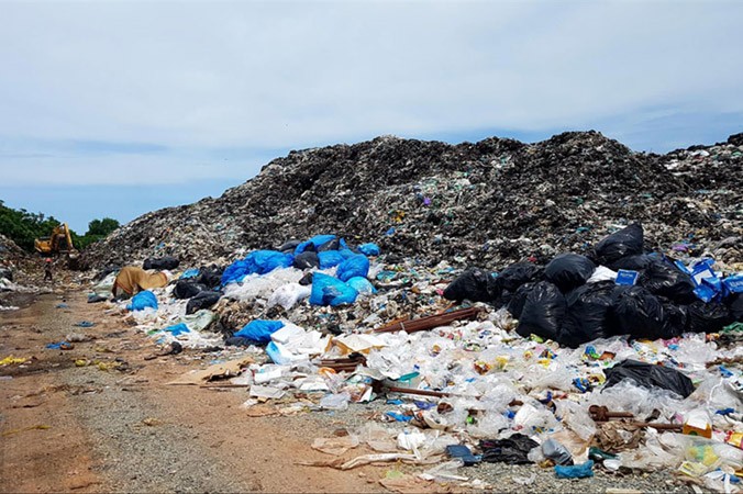 Một số bãi rác “khủng” trên đảo Phú Quốc vẫn chưa được xử lí.