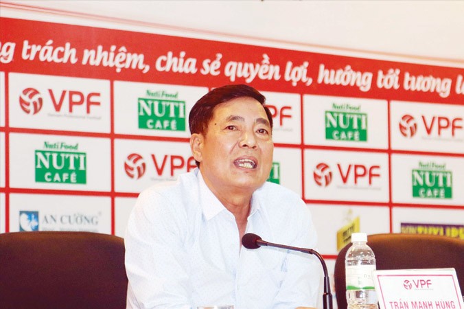 Những phát ngôn của ông Trần Mạnh Hùng trong đoạn đối thoại với ông Dương Văn Hiền ngày 15/5 được cho là phản cảm, không tương xứng với trách nhiệm và vị trí của ông ở VPF. Ảnh: VSI.