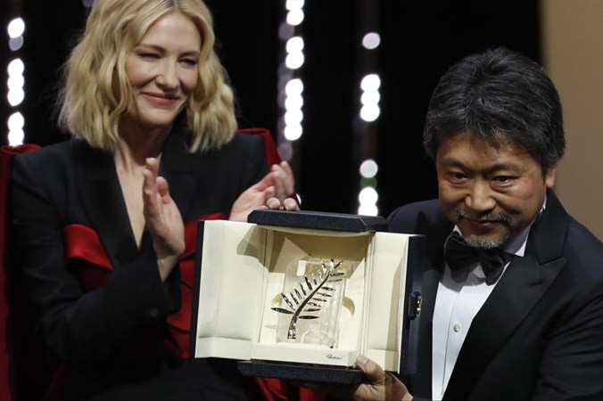 Chủ tịch Hội đồng giám khảo trao Cành cọ vàng cho đạo diễn Nhật Bản.