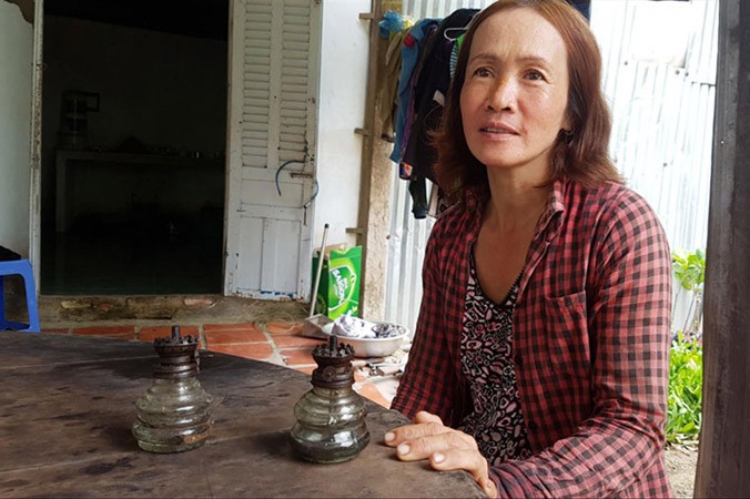 Bà Nguyễn Thị Chi, một trong những hộ dân ở xóm “3 không” còn sử dụng đèn dầu.
