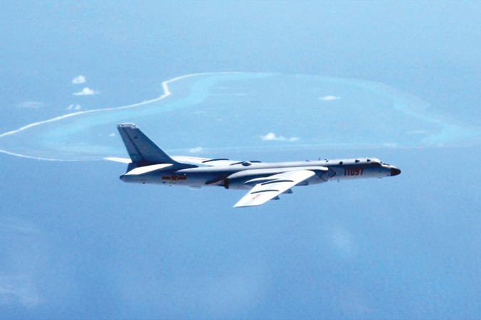 Một máy bay ném bom H-6K của Trung Quốc bay trên biển Đông vào tháng 7/2016.
