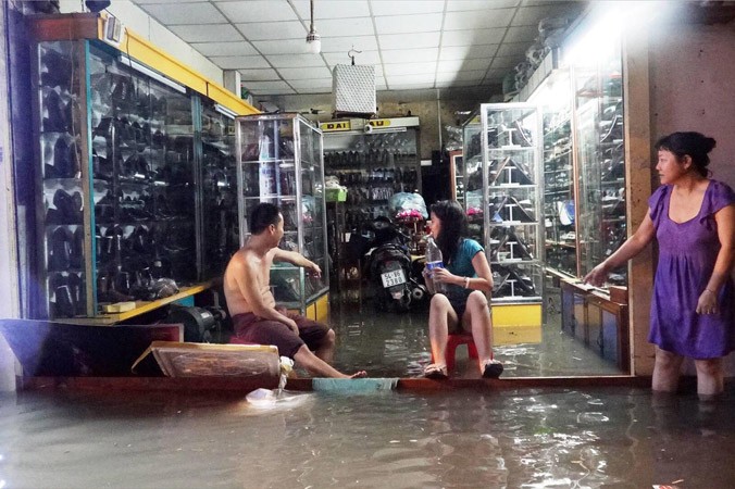Người dân hai bên đường Nguyễn Văn Quá khốn khổ khi cứ mưa là ngập dù đường đã được nâng. Ảnh: Ngô Bình.