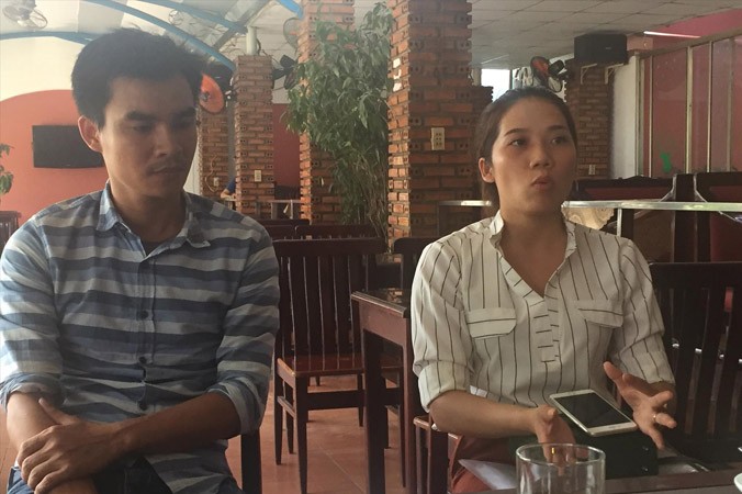 Anh Hùng (trái) và chị Hằng không đồng tình với cách giải quyết của UBND tỉnh Đắk Lắk.