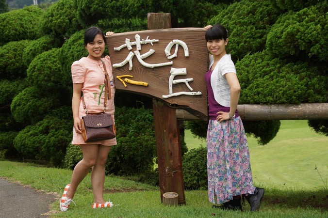 Nguyễn Thị Thảo (bên phải) chụp ảnh tại Nhật Bản, nơi chị theo học thạc sỹ công nghệ vũ trụ từ 2013-2015. Ảnh: NVCC.