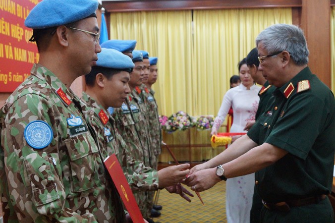 Thượng tướng Nguyễn Chí Vịnh trao quyết định của Chủ tịch nước cho 7 sĩ quan đi làm nhiệm vụ GGHB Liên Hợp Quốc.