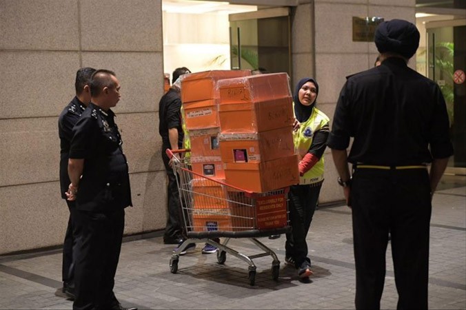 Rất nhiều chiếc hộp đựng túi hàng hiệu cao cấp Hermes được tìm thấy trong nhà riêng của cựu thủ tướng Najib. Ảnh: The Strait Times.