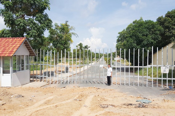 Tranh chấp đất đai, một nhà đầu tư bị dân rào lại bít cả lối vào tại Bãi Trường.