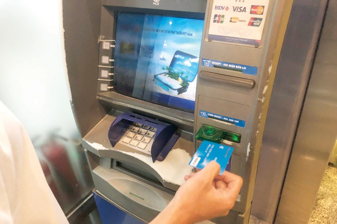 Chưa có quy định xử lý việc sử dụng thẻ ATM giả.