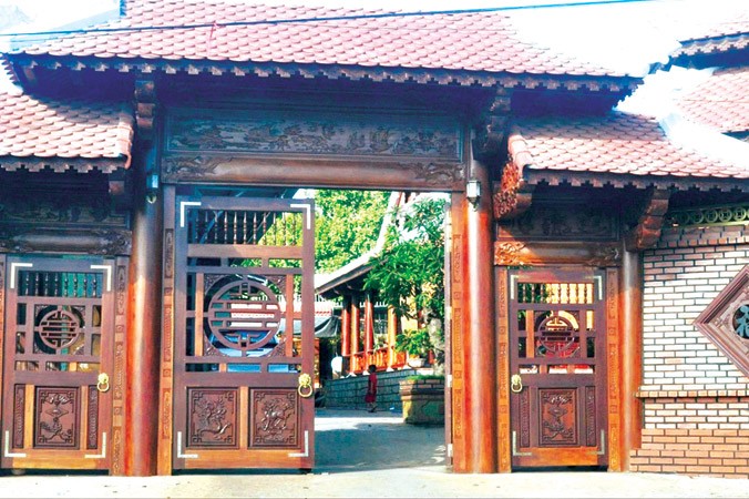 Một chiếc cổng hoành tráng của một căn biệt thự gỗ.