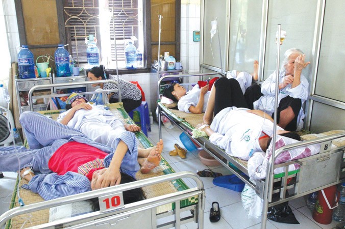 Bệnh nhân nằm ghép đôi, ghép ba tại Bệnh viện Bạch Mai - Hà Nội. Ảnh: Minh Châu.