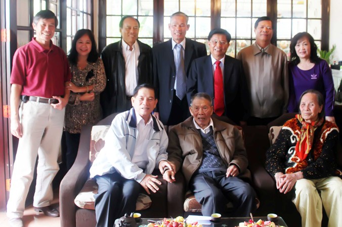 Nguyên Chủ tịch nước Nguyễn Minh Triết (lề trái, hàng đầu) thăm và chúc thọ cụ Vũ Linh 90 tuổi.