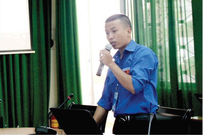 Anh Y Duy Byă thuyết trình tại Hội thi Tin học khối cán bộ, công chức trẻ toàn quốc 2017. Ảnh: NVCC.