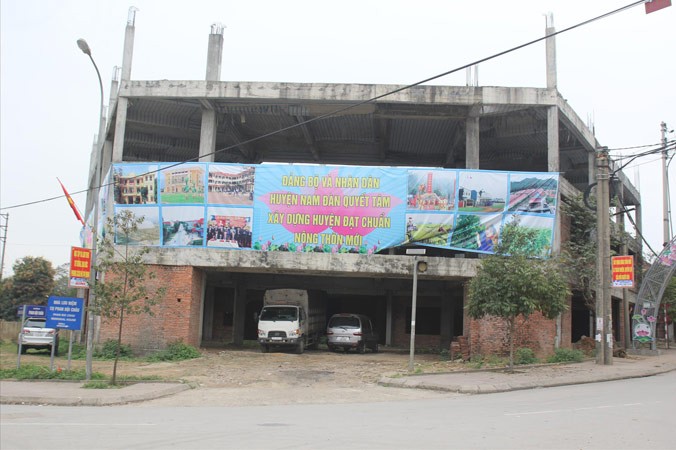 Công trình Nam Đàn Plaza tiêu tốn tiền tỷ bỏ hoang nhiều năm nay tại trung tâm thị trấn Nam Đàn.