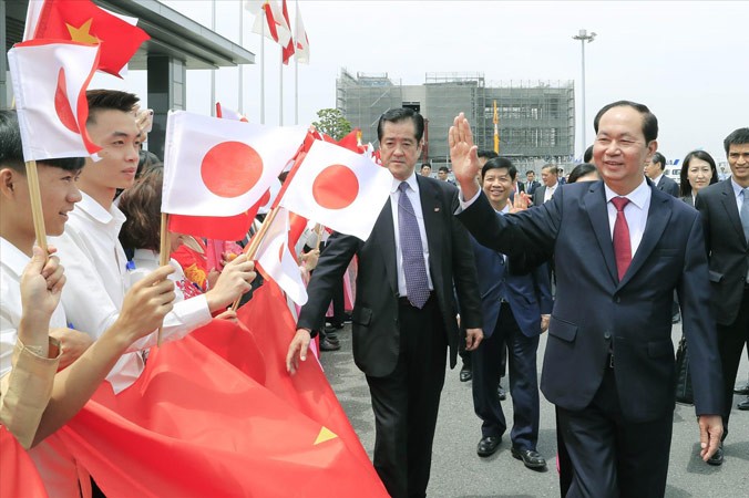 Trưa 29/5, Chủ tịch nước Trần Đại Quang và Phu nhân cùng Đoàn đại biểu Cấp cao Việt Nam tới Thủ đô Tokyo, bắt đầu chuyến thăm cấp Nhà nước đến Nhật Bản. Ảnh: TTXVN.