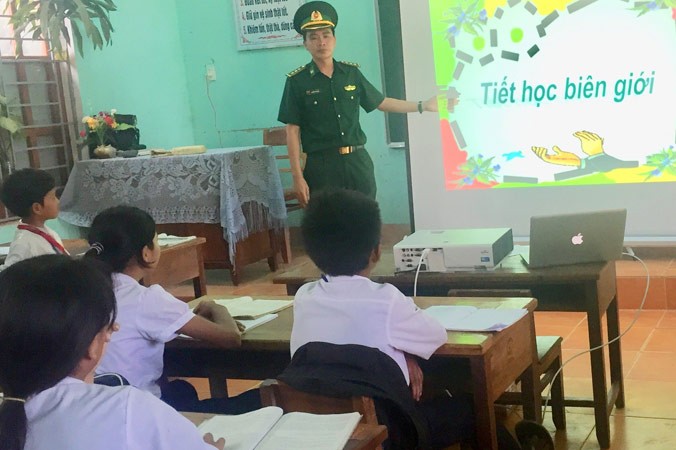 Cán bộ Đồn Biên phòng cửa khẩu quốc tế La Lay giảng dạy “Tiết học biên giới” tại một điểm trường ở huyện Đakrông. Ảnh: T.T.