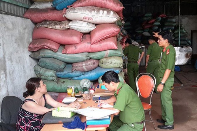Công an tỉnh Đắk Nông bắt một số cơ sở nhuộm đen hàng tấn phế phẩm cà phê bằng pin. ẢNH: PV.