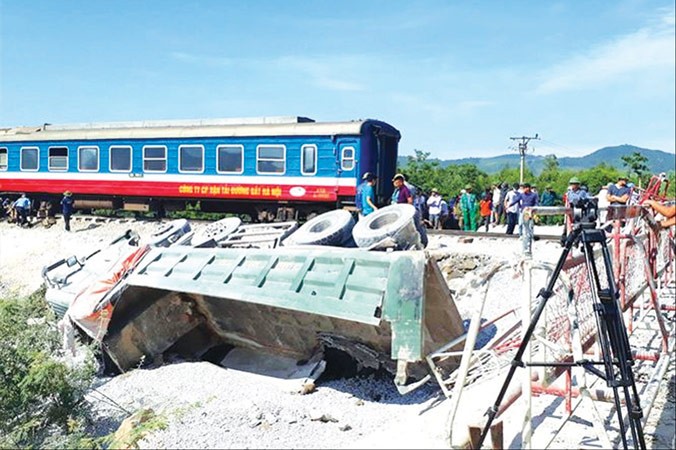 Vụ tai nạn đường sắt ngày 24/5 ở Tĩnh Gia, Thanh Hóa khiến 12 người thương vong. Ảnh: Hoàng Lam.