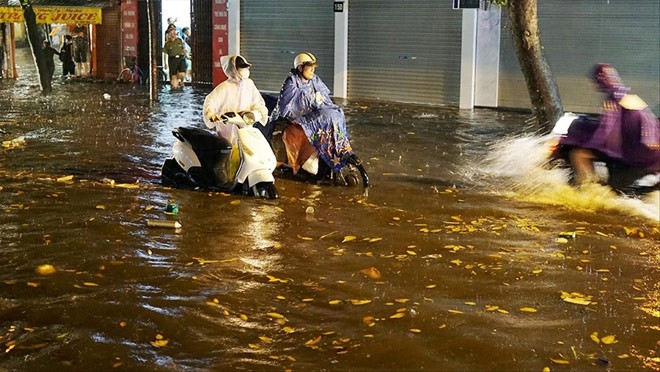 Phố cổ Hà Nội ngập nặng sau mưa.