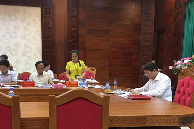 Đại diện UBND tỉnh Đắk Lắk (bên phải ảnh) đối thoại với các thí sinh từ “đậu thành rớt”.