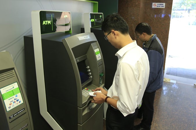 Rút tiền tại ATM một ngân hàng ở Hà Nội. Ảnh: Nhật Minh.