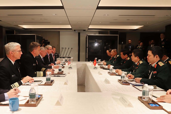 Bộ trưởng Quốc phòng Việt Nam Ngô Xuân Lịch hội đàm với Bộ trưởng Quốc phòng Mỹ James Mattis bên lề Đối thoại Shangri-la. Ảnh: TTXVN.