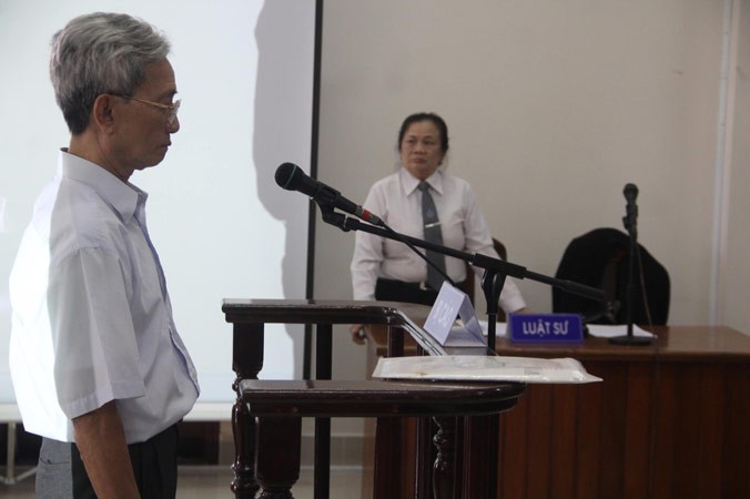 Bị cáo Nguyễn Khắc Thủy dâm ô trẻ em trong phiên tòa xét xử. Ảnh: PV.