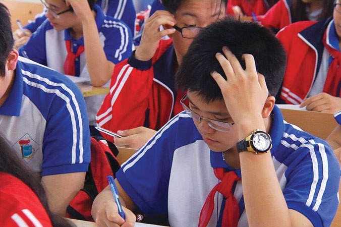 Học sinh Trường THCS Dịch Vọng (Cầu Giấy) miệt mài ôn luyện trước kỳ thi.