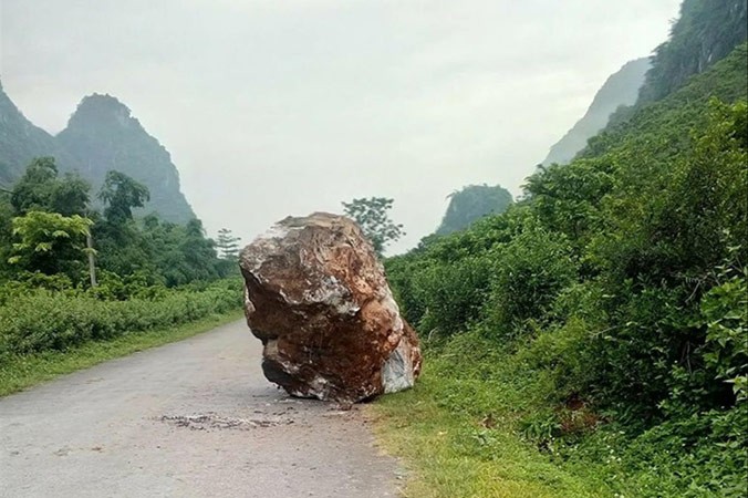 Tảng đá rơi từ núi xuống đường ở Chi Lăng. Ảnh: DC.