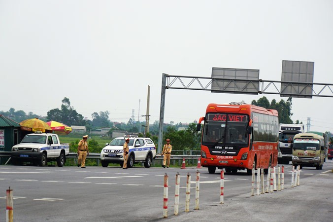  CSGT dừng xe xử lý vi phạm đầu tuyến cao tốc Nội Bài - Lào Cai. Ảnh: Sỹ Lực.