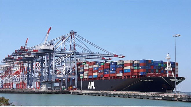 Một tàu tải trọng lớn đang bốc dỡ hàng hóa tại cảng Cái Mép.
