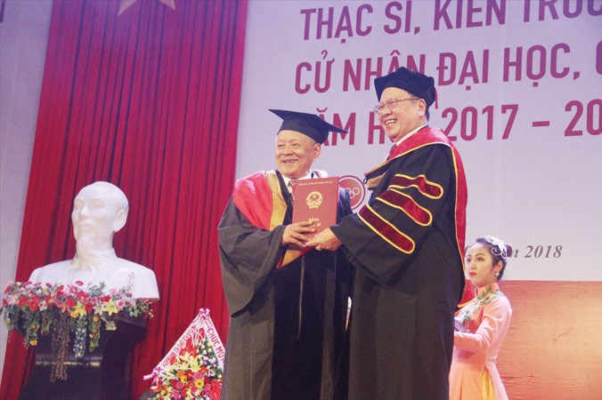Sau ba năm miệt mài đèn sách, cụ Lê Phước Thiệt (trái) đã nhận được bằng thạc sĩ ở tuổi 85. Ảnh: Thanh Trần.