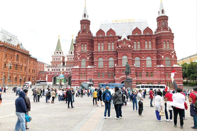 Du khách tranh thủ thăm quan thủ đô Moscow trong khi chờ World Cup khai mạc. Ảnh: Tuấn Trần.