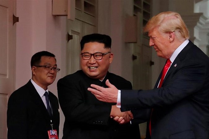 Trong khi ông Kim tỏ ra thoải mái thì ông Trump nghiêm nghị, thích dùng cử chỉ kiểu “bề trên”. Ảnh: Reuters.
