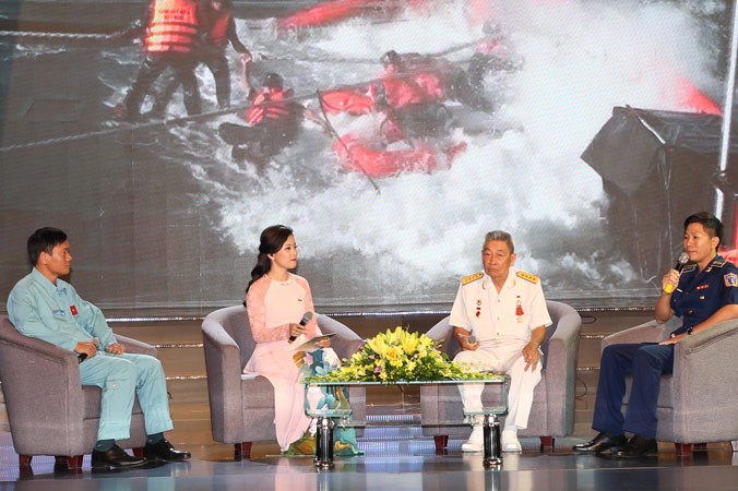 Đại úy Nguyễn Thái Dũng (ngoài cùng bên phải) kể lại hành trình cứu nạn 12 ngư dân Bình Thuận trong dịp cận Tết Nguyên đán 2018 tại chương trình giao lưu “Mãi mãi xứng danh Bộ đội Cụ Hồ”. Ảnh: N.M.