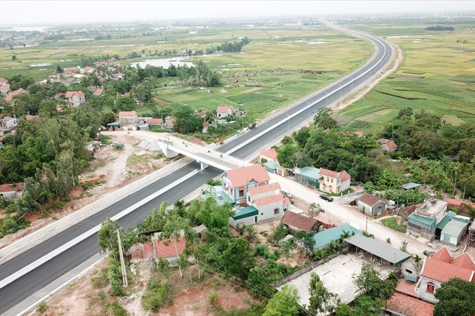 Đường cao tốc Hạ Long - Hải Phòng (đoạn đi qua thôn Thống Nhất) chỉ cách nhà dân vài mét. Ảnh: Hoàng Dương.