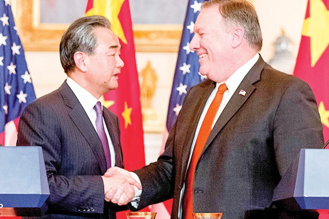 Ngoại trưởng Mỹ Mike Pompeo và Ngoại trưởng Trung Quốc Vương Nghị trong một lần gặp gỡ. Ảnh: AP.
