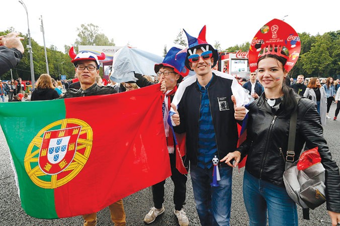 CĐV mang lá cờ Bồ Đào Nha trên đường phố Moscow.