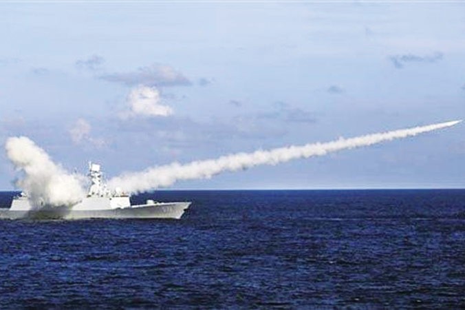 Tàu Trung Quốc diễn tập bắn tên lửa trên biển Đông. Ảnh: AP.