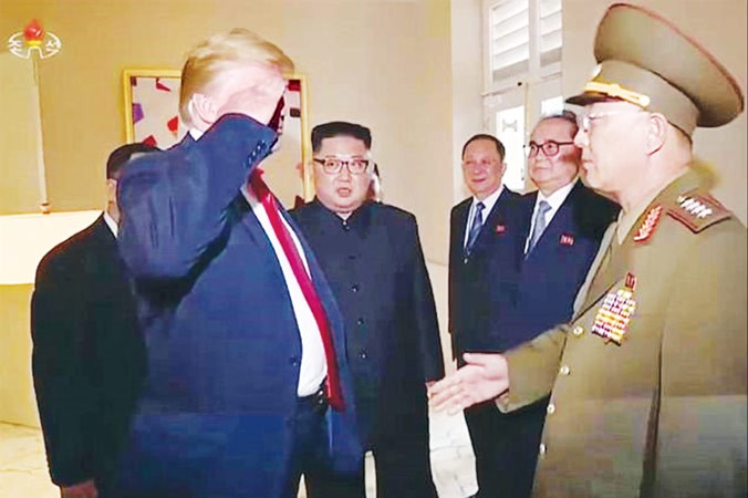Tổng thống Mỹ Donald Trump giơ tay chào kiểu nhà binh với tướng Triều Tiên. Ảnh: CBS News.
