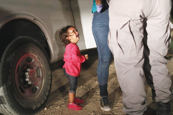 Bức ảnh bé gái hai tuổi khóc khi phải lìa xa mẹ gây bão mạng tuần qua.