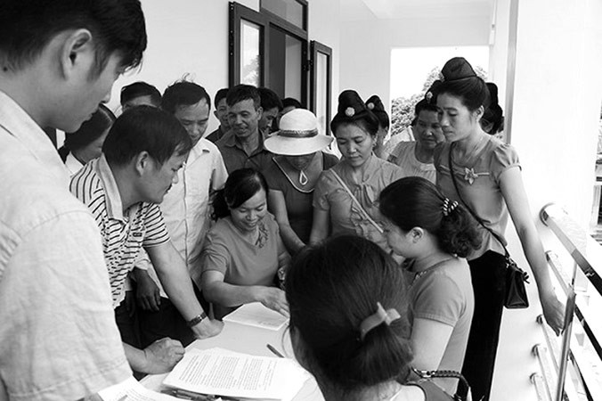 Cán bộ BHXH tuyên truyền về chính sách BHXH cho đồng bào các dân tộc tại huyện Điện Biên (tỉnh Điện Biên).
