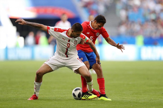 Celso Borges (phải) nối bước cha chống lại quê nhà Brazil khi thi đấu trong màu áo Costa Rica.